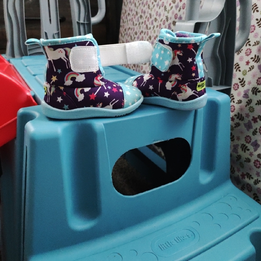 Western Chief Kids Unicorn & Star Ankle Boots in Purple and Light Blue - Picture 6 of 6